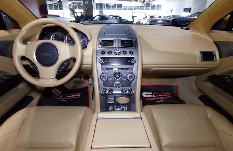 Trong khi có ngoại thất mới mẻ, cabin của Lagonda Taraf lại sở hữu thiết kế quen thuộc từ các dòng xe như DB9 và Rapide của Aston Martin. So với các dòng xe siêu sang khác cùng thời, cabin của Lagonda Taraf khá giản dị và không có những trang bị thiện nghi hiện đại. Mặc dù vậy, chiếc xe cũng khá "tân thời" với hệ thống thông tin giải trí có màn hình "thò thụt", giấu ở phía trên táp-lô.