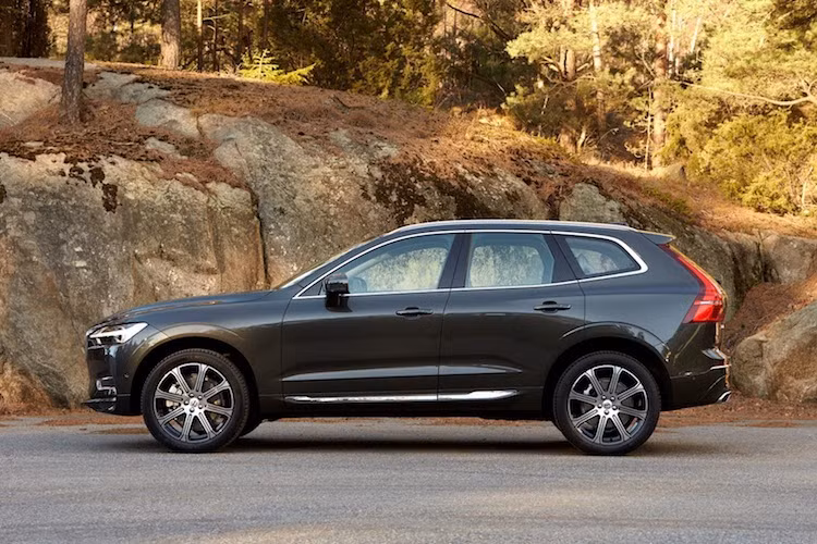 Về động cơ diesel, Volvo đưa ra 2 phiên bản là D4 190 mã lực và D5 235 mã lực. Trên XC60 thế hệ mới, Volvo đã đưa ra tùy chọn hệ thống lái bán tự động Pilot Assist với khả năng tự động đánh lái, tăng tốc và phanh ở những con đường được kẻ làn, chỉ dẫn... chuẩn ở tốc độ từ 130 km/h trở xuống.