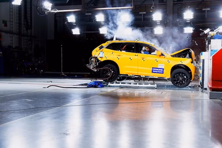 Theo Volvo, XC60 là một trong những mẫu xe an toàn nhất từng được sản xuất với các công nghệ hỗ trợ thông minh như hệ thống hỗ trợ an toàn trong thành phố City Safety, hệ thống tránh va chạm với xe ngược chiều hay nhận biết điểm mù... Các trang bị an toàn thụ động cũng được Volvo quan tâm.