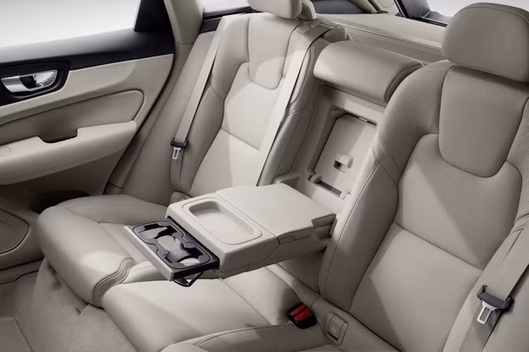 Volvo còn trang bị cho XC60 hệ thống điều hòa không khí tới 4 vùng có tên gọi CleanZone, với khả năng lọc sạch bụi bẩn và các chất độc hại để đem tới "bầu không khí trong sạch của vùng Scandinavia". Hướng tới sự thực dụng, cabin của XC60 cũng được thiết kế với nhiều ngăn, hộc chứa đồ khác nhau và không gian rộng rãi.