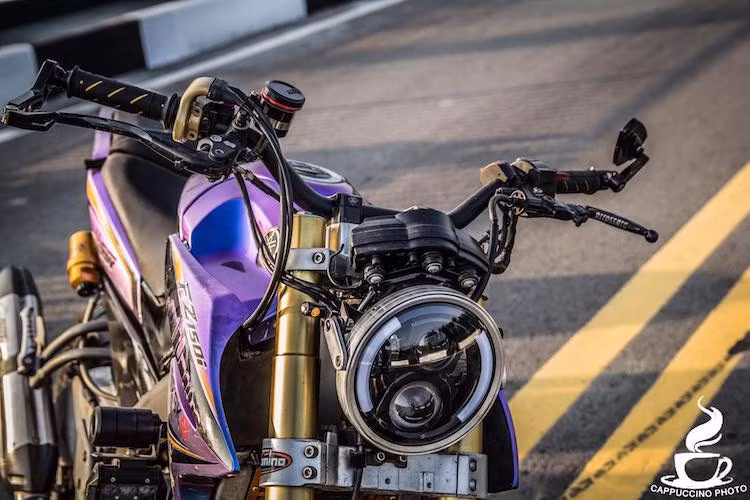 Để khiến chiếc FZ150i của mình trở nên độc đáo và mạnh mẽ hơn, một biker trẻ tại Sài Gòn đã độ lại chiếc xe với một loạt các phụ tùng từ nhiều dòng xe phân khối lớn khác nhau. Ở phía trước, toàn bộ phần đầu đèn của FZ150i nguyên bản đã bị loại bỏ, thay vào đó là đèn pha LED chóa tròn hiện đại.