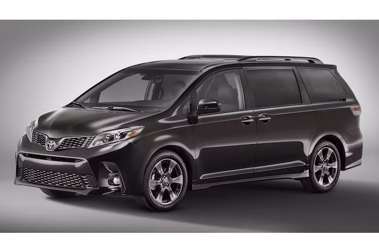 Được sản xuất chủ yếu dành cho thị trường Mỹ từ năm 1997, Toyota Sienna đã được nhiều khách hàng ưa chuộng khi lựa chọn xe cho gia đình, đặc biệt khi có đông trẻ nhỏ do cực tiện dụng và nội thất rộng rãi. Thế hệ Sienna hiện tại có mặt từ năm 2010, chính vì vậy phiên bản Toyota Sienna 2018 đã được Toyota nâng cấp khá triệt để.