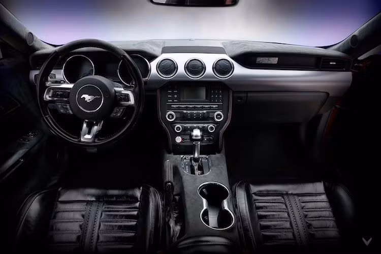 Dù chiếc xe có vẻ bề ngoài nguyên bản hoàn toàn, nhưng chủ xe muốn sở hữu một chiếc Mustang với nội thất siêu sang và thật đặc biệt. Chính vì vậy, anh đã đặt Vilner bọc lại gần như toàn bộ cabin xe với da được lấy từ loài ngựa Mustang thật và vải nhung Alcantara.