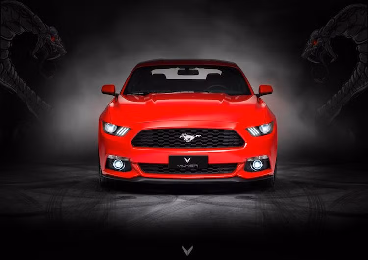 Ra mắt lần đầu từ năm 1964 và đã trải qua 6 thế hệ, mẫu xe "cơ bắp" Mỹ Ford Mustang có tên gọi được lấy cảm hứng từ một loại ngựa hoang dã thường sinh sống ở phía Tây nước Mỹ. So với thế hệ trước, Ford Mustang đời mới nhất đã có nội thất cải tiến vượt bậc với độ sang trọng và chất lượng nâng cao hơn rất nhiều.