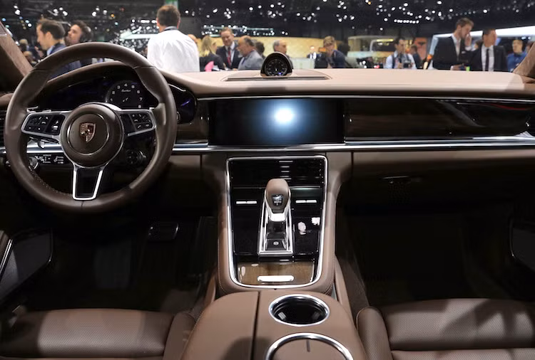 Giống như phiên bản thường, nội thất Panamera Sport Turismo hướng tới sự tối giản nhưng thanh lịch, sang trọng và hiện đại. Trên bảng điều khiển trung tâm, nhiều nút bấm đã được thay bằng các phím cảm ứng, đồng thời một màn hình lớn tới 12,3 inch cũng nằm trên bảng táp-lô. 2 bên đồng hồ báo tua cũng là những màn hình đa thông tin với kích thước lên tới 7 inch.