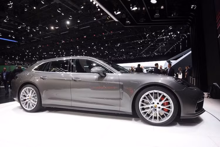 Trong dòng sản phẩm Panamera tại Việt Nam, phiên bản Panamera 4 "rẻ" nhất sẽ được trang bị động cơ V6 2.9l tăng áp kép với các turbo nằm giữa 2 hàng xi-lanh. Phiên bản này có công suất tối đa 330 mã lực. Cao hơn một chút là phiên bản Panamera 4S với động cơ tương tự, nhưng nâng công suất lên 434 mã lực/505 Nm.