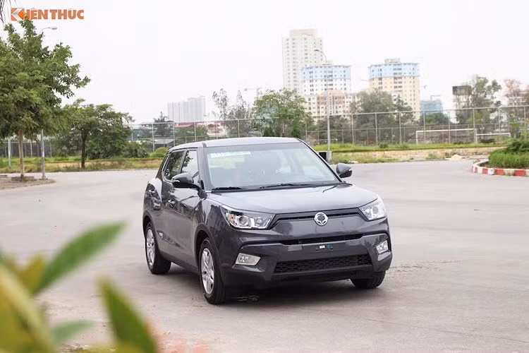 Một tên tuổi khá xa lạ tại Việt Nam là hãng xe Hàn Ssangyong cũng có "đại diện" trong phân khúc crossover hạng B là chiếc Tivoli. Xét về tổng thể, mẫu SUV Tivoli có thiết kế mang phong cách khá lạ lẫm đối với nhiều người tiêu dùng tại Việt Nam, tuy nhiên nó vẫn khá hiện đại, cứng cáp và sở hữu nhiều nét đặc trưng của những chiếc Ssang Yong tại Hàn Quốc trước đây.