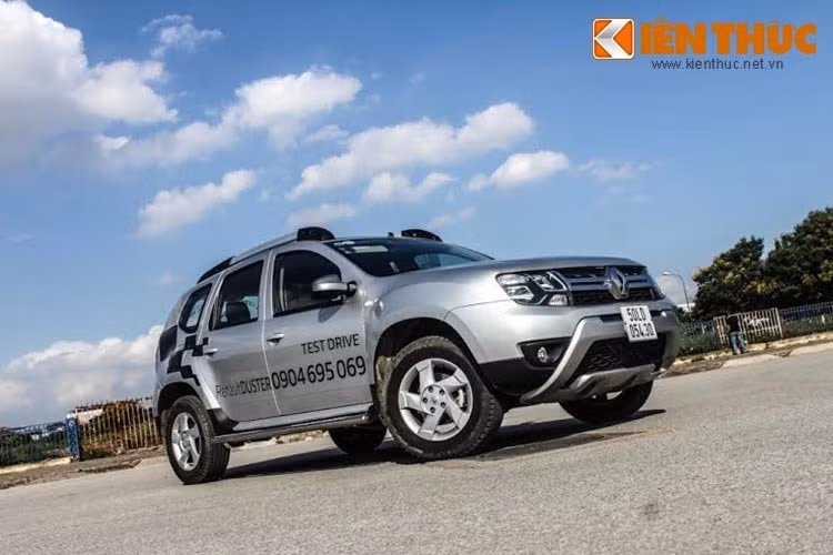 Được bán ở châu Âu dưới tên gọi Dacia Duster, Renault Duster là mẫu xe bán chạy ở châu Âu với hơn 700.000 chiếc được bán ra từ năm 2010 tới nay. So với các dòng crossover hạng B khác trên thị trường, Duster có giá đắt hơn, lên tới 849 triệu đồng. Ngoài ra, kiểu dáng xe "cục mịch" và kém thời trang hơn, nhưng lại mang đậm phong cách "nồi đồng cối đá" chắc chắn của một chiếc SUV hơn các đối thủ.