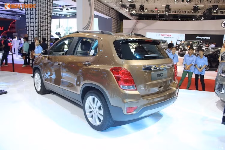 Sức mạnh của Chevrolet Trax 2017 vẫn được cung cấp bởi khối động cơ 1.4l ECOTEC tăng áp 4 xi-lanh, đem tới công suất tối đa 140 mã lực và mô-men xoắn 200 Nm. Đi kèm với động cơ là hệ thống dẫn động cầu trước, hộp số 6 cấp và hệ thống giữ ga tự động Cruise Control. Phiên bản Trax tại Việt Nam đi kèm một danh sách dài các trang bị an toàn và có giá 769 triệu đồng.