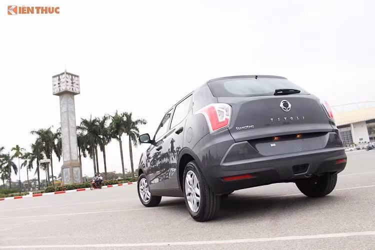 Tại Việt Nam, Tivoli có 2 phiên bản số sàn và số tự động; cả 2 đều sử dụng hệ dẫn động cầu trước cùng động cơ xăng 1.6l nạp khí tự nhiên 128 mã lực/160 Nm. Có giá bán 570 triệu cho bản số sàn và 630 triệu cho bản số tự động, Tivoli sở hữu giá hấp dẫn hơn các đối thủ. Tuy nhiên thương hiệu lạ và nguồn phụ tùng, trạm sửa chữa... không sẵn bằng các đối thủ sẽ là "rào cản" không nhỏ đối với chiếc xe tại Việt Nam.