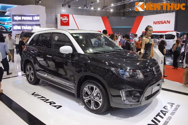 Ra mắt tại triển lãm ôtô Việt Nam 2015, Suzuki Vitara thế hệ mới đã "lùi" từ phân khúc crossover hạng C với Grand Vitara để xuống hạng B. So với chiếc Grand Vitara trước đó, Vitara mới ngắn hơn tới 125 mm, thấp hơn 85 mm và có độ dài trục cơ sở ngắn hơn 140 mm. Hướng tới nhóm khách khàng trẻ, Vitara mới sở hữu thiết kế thể thao và năng động hơn, với thân xe tập hợp nhiều từ những đường thẳng và nét gấp khúc.