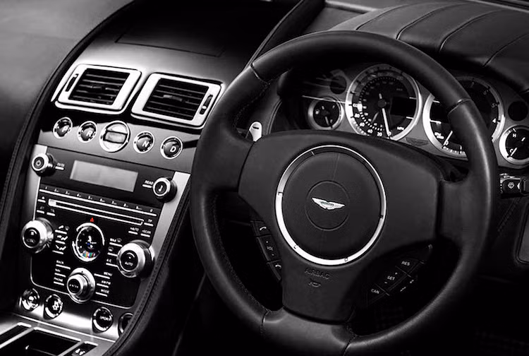 Bên trong cabin, nội thất của Vengeance không có thiết kế khác biệt so với xe sang DB9 Volante nguyên bản, nhưng Kahn Design đã nâng cấp để cho chiếc xe có thể vươn tới đẳng cấp siêu sang.