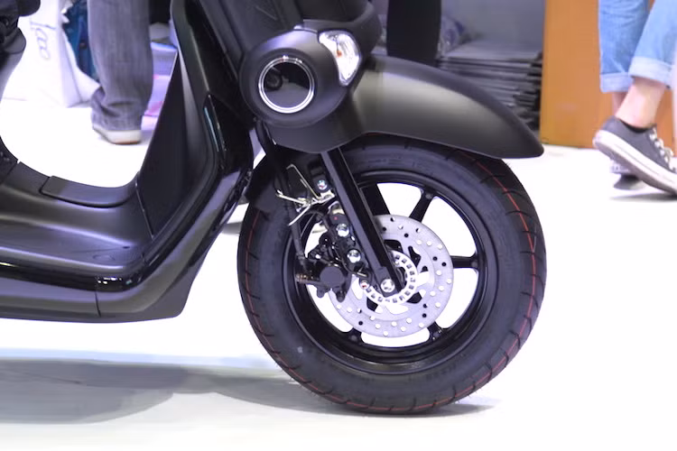 Cả 2 bánh của QBIX đều được trang bị vành 12 inch 6 cánh tương tự dòng Nozza Grande. Xe chỉ được trang bị hệ thống phanh đĩa cho bánh trước, tuy nhiên QBIX sẽ được bán với phiên bản có ABS. Các kích thước tổng thể D x R x C của xe lần lượt là 1860, 710 và 1115 mm.