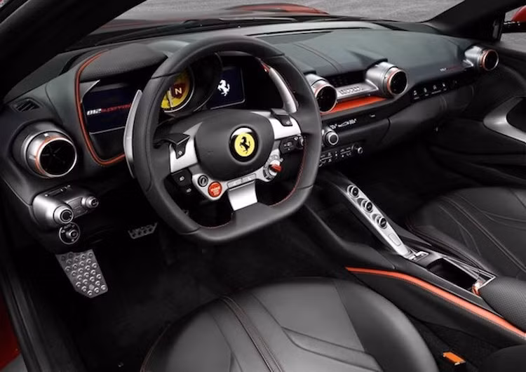 Trong khi có ngoại thất được thay đổi triệt để so với F12Berlinetta thì ở bên trong cabin, 812 Superfast vẫn tái sử dụng gần như hoàn toàn thiết kế của người tiền nhiệm. Khác biệt lớn nhất của chiếc xe là vô-lăng thể thao mới, được tích hợp thêm nhiều cụm nút chức năng hơn và hệ thống thông tin giải trí mới.