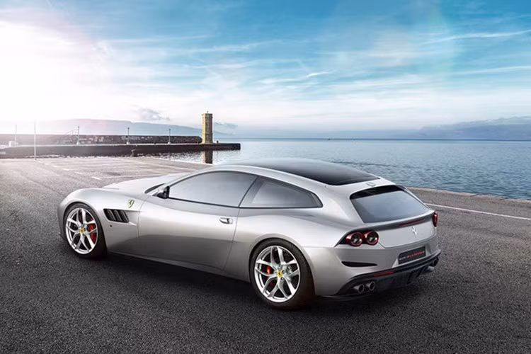 Vẫn sử dụng động cơ 6.3l V12 và hệ dẫn động 4 bánh 4RM như Ferrari FF nhưng trên GTC4Lusso, công suất động cơ đã được nâng thành 680 mã lực. Ngoài ra, xe còn có phiên bản GTC4Lusso T với động cơ 3.9l V8 610 mã lực kèm hệ dẫn động cầu sau. Phiên bản V12 của GTC4Lusso có giá khởi điểm 300.000 USD (tương đương 6,83 tỷ đồng), trong khi bản V8 "chỉ" có giá 264.000 USD (6,01 tỷ).