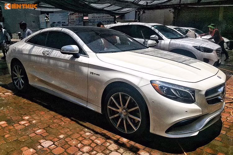Hiện tại, dòng xe coupe cao cấp nhất của Mercedes là S-Class đang có tới phiên bản thể thao khác nhau. Trong số 2 phiên bản này, Mercedes-AMG S65 Coupe là bản cao cấp nhất, thấp hơn một chút là bản Mercedes-AMG S63 Coupe. So với S-Class Coupe thường, cả 2 phiên bản đều có bodykit thể thao và mâm đúc AMG.