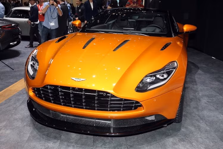 Là mẫu xe đầu tiên hợp tác thiết kế cùng Mercedes-AMG, DB11 sẽ được trang bị động cơ V12 tăng áp kép 5.2l hoàn toàn mới, với công suất khoảng 600 mã lực và kết hợp với hộp số tự động 8 cấp. Mặc dù dùng động cơ AMG nhưng DB11 sẽ tiếp tục sử dụng khung sàn nhôm VH được cải tiến từ dòng DB9 hiện tại. Giá khởi điểm của DB11 là 214.820 USD (tương đương 4,89 tỷ đồng).