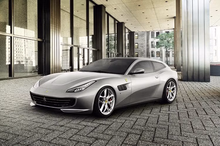 Là phiên bản nâng cấp giữa vòng đời của dòng FF, tuy nhiên Ferrari GTC4Lusso đã được cải tiến khá triệt để. Trên GTC4Lusso, "phom" thân xe shooting brake 3 cửa độc đáo vẫn được giữ lại. Tuy nhiên thiết kế của chiếc xe đã được thay đổi nhiều chi tiết như cản trước rộng hơn, các đèn pha hình chữ L lớn hơn, đường gân hai bên thân và nắp ca-pô... giúp GTC4Lusso giảm lực cản không khí so với FF.