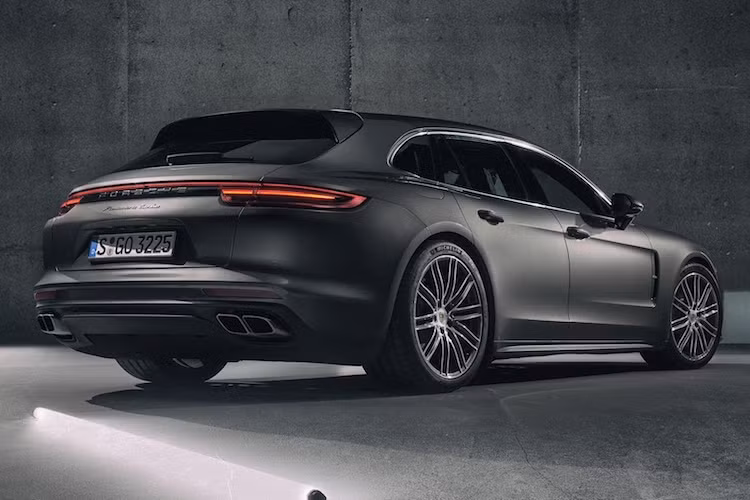 Điểm khác biệt lớn nhất của Panamera Sport Turismo so với các phiên bản thường nằm từ cột B trở xuống mui xe. Thay vì vòm mui dốc dần về phía đuôi xe, Panamera Sport Turismo có mui kéo dài gần hết đuôi, tạo thành kiểu dáng wagon hay shooting brake Có chiều dài và rộng không thay đổi, tuy nhiên nhờ có vòm mui mới nên phiên bản này cao hơn Panamera thường 5 mm.