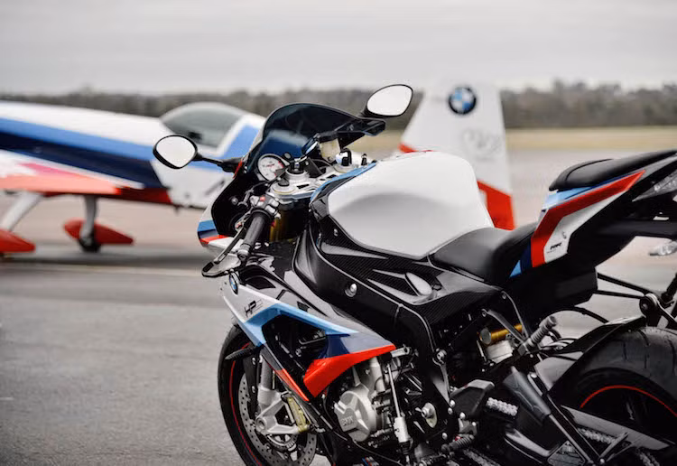 Đi kèm với M4 Magny-Cours Edition là chiếc superbike hàng đầu S1000RR Magny-Cours Edition. Cũng giống như "người anh em" 4 bánh, mẫu siêu môtô hàng đầu của BMW có dàn áo màu trắng "tinh khiết" kèm các đường trang trí 3 màu đỏ - xanh cửu long - xanh da trời chạy dọc thân xe.