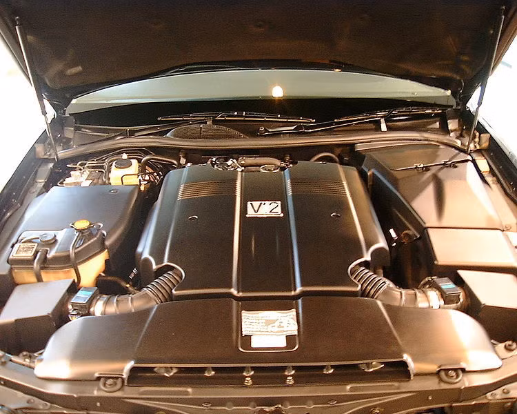 Nằm dưới nắp ca-pô, Century Royal được trang bị động cơ 5.0l V12 nạp khí tự nhiên với công suất giới hạn ở mức 276 mã lực giống như dòng xe sang Toyota Century thế hệ thứ 2. Đây là loại động cơ V12 duy nhất được sản xuất hàng loạt tới từ Nhật Bản. Kết hợp với động cơ là hệ dẫn động cầu sau và hộp số tự động 6 cấp.