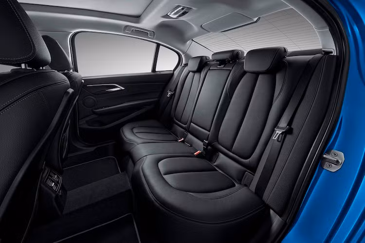 Dù là dòng xe có giá rẻ nhất của BMW nhưng 1 Series Sedan được tích hợp khá đầy đủ các tính năng cao cấp trên phiên bản đắt tiền nhất, có thể kể tới như tay láy đa chức năng, màn hình hiển thị trên kính, hệ thống thông tin giải trí iDrive của BMW với màn hình 8,8 inch... 1 Series Sedan cũng sẽ có cửa gió độc lập cùng ổ điện riêng cho hàng ghế sau.