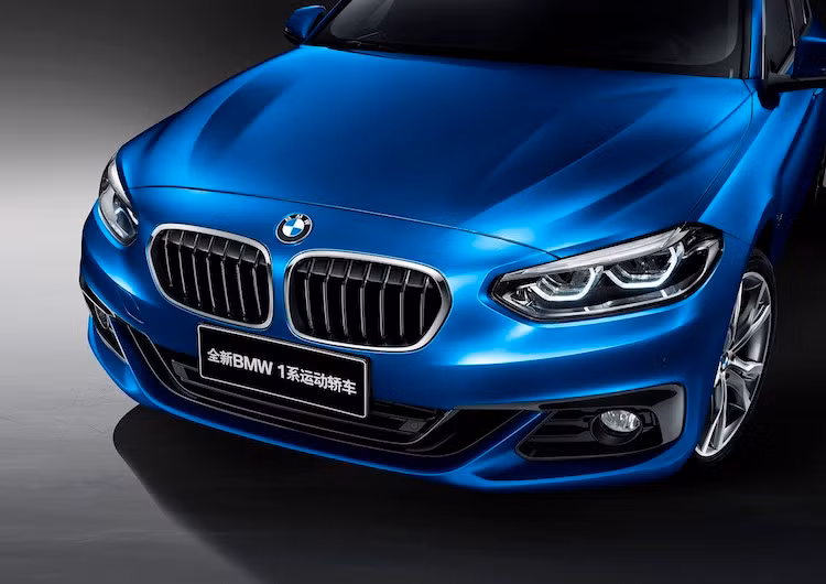 Về động cơ, phiên bản giá rẻ nhất của 1 Series Sedan là 118i sẽ được trang bị máy tăng áp 3 xi-lanh 1.5l với công suất 136 mã lực. Trong khi đó, 2 phiên bản 120i và 125i đều sử dụng động cơ 2.0l 4 xi-lanh tăng áp, nhưng có công suất khác nhau là 192 và 231 mã lực.