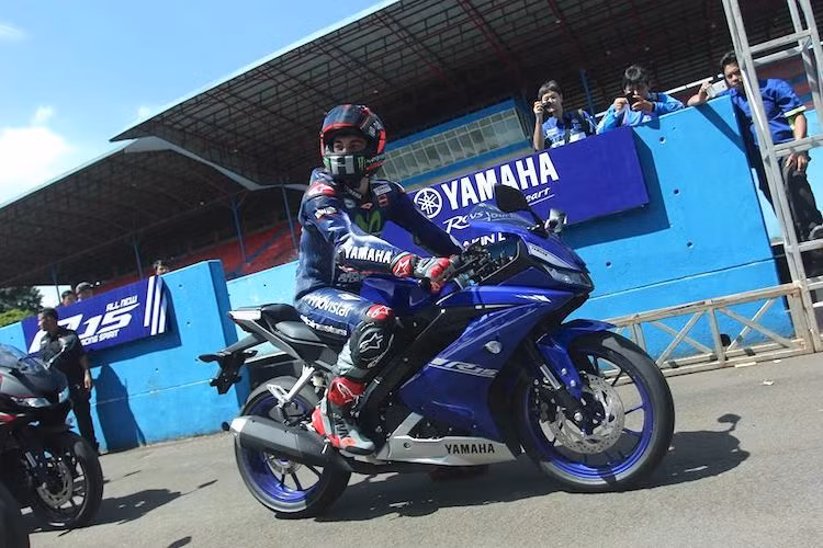 Yamaha R15 thế hệ mới sẽ được bán chính thức đầu tiên tại thị trường Indonesia kể từ tháng 4 tới. Giá bán niêm yết của xe được Yamaha công bố ở Indonesia là 34,5 triệu Rupiah (tương đương 58,9 triệu đồng). Như vậy, những chiếc R15 3.0 đợt đầu được các showroom tư nhân nhập về Việt Nam dự đoán sẽ có giá khoảng 100 triệu đồng.