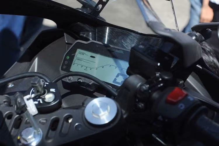 Về công nghệ, Yamaha R15 cũng tỏ rõ sự vượt trội so với thế hệ trước hay thậm chí là ngay cả với "đàn anh" Yamaha R25/R3. Bảng đồng hồ của xe được thay bằng một màn hình LCD đơn sắc với đầy đủ các tính năng, trong khi ổ khóa cũng được nâng cấp lên dạng khóa từ chống trộm tốt hơn.