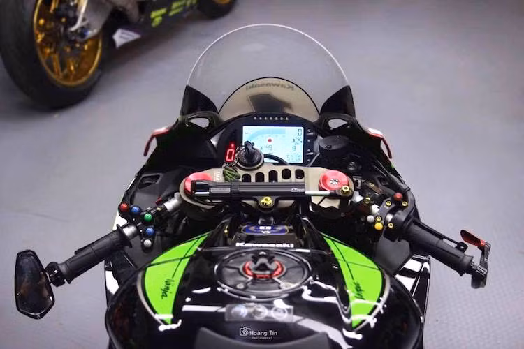 Cặp gương chiếu hậu nguyên bản của ZX-10R đã bị loại bỏ và thay bằng nắp che chân kính hậu của Lightech, trong khi kính chắn gió do hãng Puig cung cấp. Cũng theo phong cách xe đua, chiếc xe đã được thay nắp xăng đóng mở nhanh CNC.