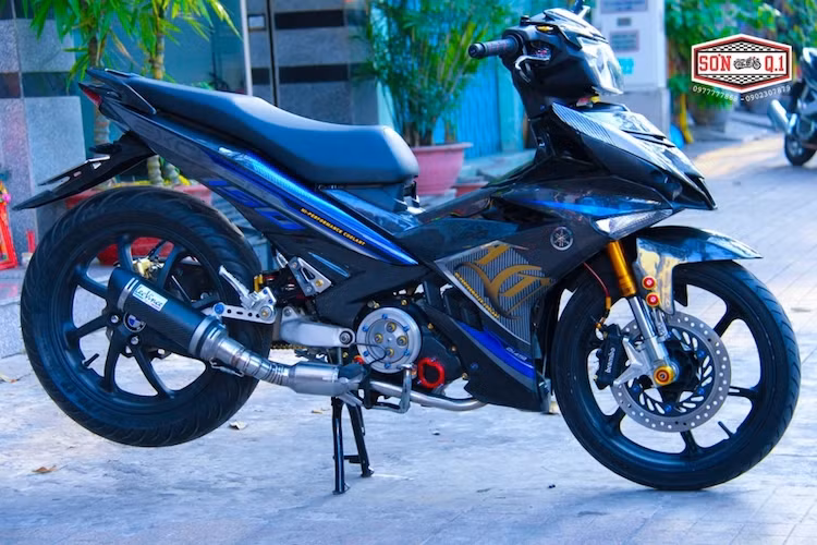 Không rõ bản độ này có được nâng cấp "nội công" bên trong hay không, tuy nhiên ở bên ngoài, chiếc Exciter 150 đã có lốc nồi trong suốt cùng hệ thống xả full system với bầu độ và pô Leovince.