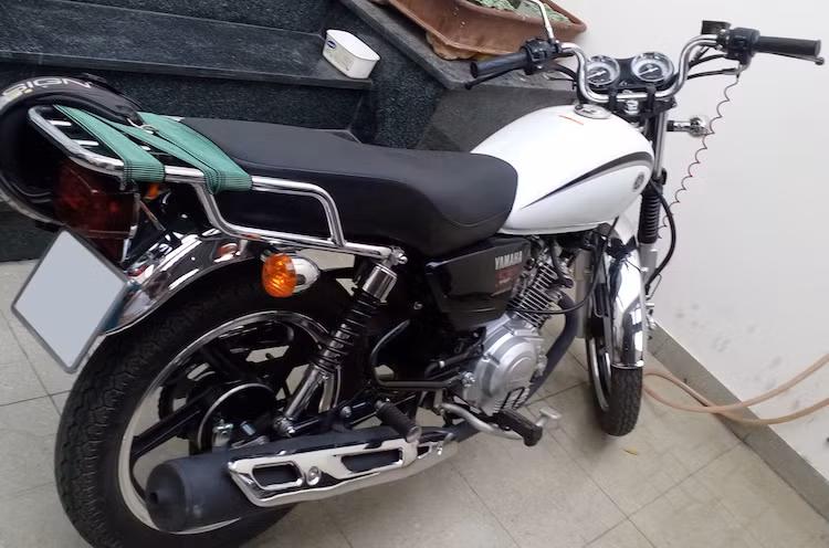 YB125SP được trang bị động cơ 4 kỳ 1 xi-lanh SOHC làm mát bằng gió dung tích 125 cc, với công suất tối đa 12,5 mã lực và mô-men xoắn cực đại lên tới 11,6 Nm. Với kết cấu máy và khung sườn tương tự dòng xe "huyền thoại" Yamaha SR, YB125SP cũng là "nguyên liệu" để tạo nên các bản độ đẹp mắt theo phong cách cổ điển cho nhiều người chơi xe.