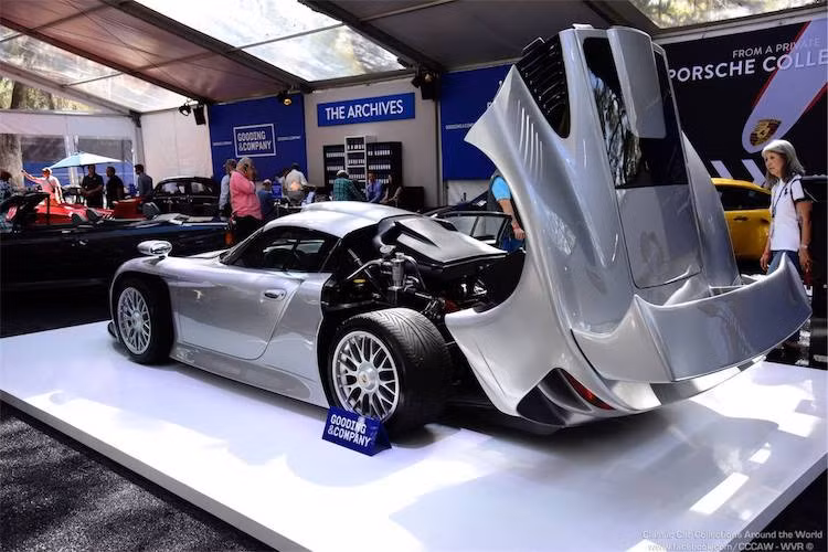 Phần chassis đầu của siêu xe 911 GT1 được lấy từ 911 993 hoặc 996, tuy nhiên phần đuôi xe lại được phát triển từ mẫu xe đua Porsche 962 nổi tiếng, khiến 911 GT1 có cách bố trí động cơ đặt giữa, dẫn động cầu sau thay vì động cơ đặt sau, dẫn động cầu sau như 911 truyền thống.