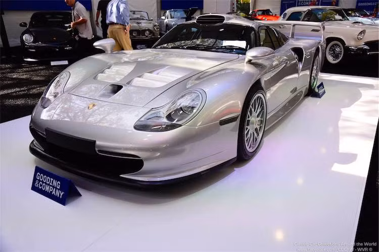 Vào năm 1996, Porsche đã thiết kế riêng một mẫu xe đua "đặc chủng" với tên gọi 911 GT1 để tham gia vào các thể thức đua xe du lịch GT1. Theo yêu cầu của Liên đoàn đua xe Thế giới, chiếc xe đua phải dựa trên một mẫu xe thương mại sản xuất hàng loạt, chính vì vậy phiên bản thương mại Porsche 911 GT1 Strassenversion đã được ra đời.