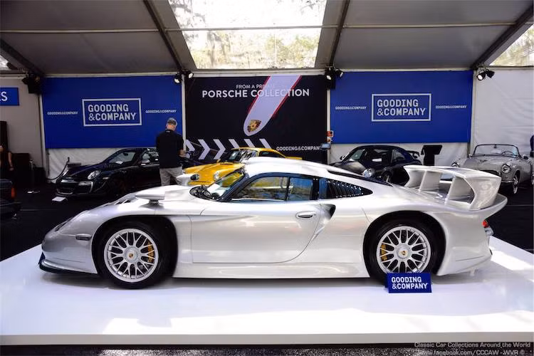Có tổng cộng 2 phiên bản của 911 GT1 đã được Porsche chế tạo, trong đó phiên bản đầu tiên dựa trên thiết kế của thế hệ 911 993, và bản thứ 2 có phần đầu và đuôi mang phong cách của 911 thế hệ 996. Tuy nhiên, đối với nhiều "fan" của dòng xe thể thao 911, cả 2 phiên bản của 911 GT1 đều không được họ coi là những chiếc 911 đúng nghĩa do chúng đã được Porsche "thửa riêng" và khác biệt so với những chiếc 911 bình thường.