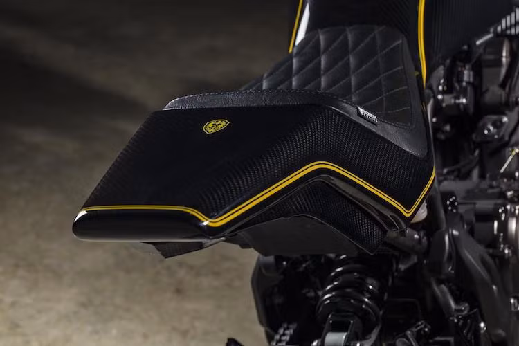 Bình xăng có thiết kế nối liền với phần đuôi xe cũng được làm bằng sợi carbon và hoàn thiện tương tự. Để lắp được phần đuôi mới, đương nhiên xưởng độ xứ Đài đã phải chế lại khung phụ của xe. Nằm trên phần đuôi là chiếc yên solo cổ điển với bề mặt bọc da chần chỉ vân con thoi.