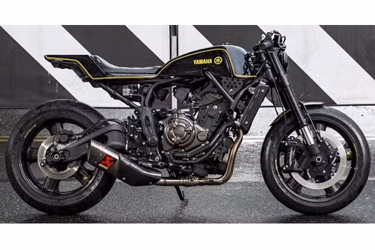 Đến từ Đài Loan, xưởng độ Rough Crafts đã từng tạo dấu ấn trong làng độ xe Thế giới với nhiều bản độ "siêu khủng" trước đây. Góp mặt vào Yard Built 2017, Rough Crafts đã độ lại một chiếc XSR700 theo phong cách cafe racer cực "chiến" với tên gọi The Corsa Scorcher, sử dụng những phụ tùng và vật liệu đỉnh cao.