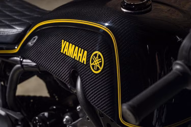 Bình xăng nguyên bản của XSR 700 đã được Rough Crafts loại bỏ, thay vào đó là bình nhỏ hơn gò từ nhôm và được bảo vệ bởi lớp vỏ bình "thửa riêng" từ sợi carbon. Rough Crafts cũng đã để trần lớp vân đặc trưng của vật liệu sợi carbon, chỉ trang trí vỏ bình với logo Yamaha và viền trang trí màu vàng.