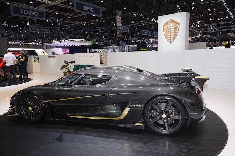 Để có thể thực hiện việc dát vàng cho xe, Koenigsegg đã mời nghệ nhân người Ý Ettore “Blaster” Callegaro tới Thụy Điển. Sau đó, nghệ nhân này đã phải mất 2 tuần làm việc với 6 ngày mỗi tuần, mỗi ngày 12 giờ làm việc để dát vàng hoàn toàn bằng tay.