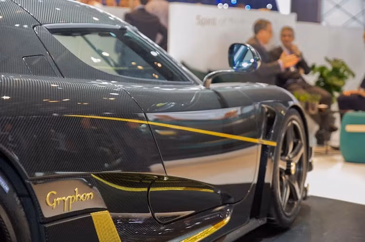 Tuy nhiên, 2 điểm khiến cho Gryphon trở nên "không đụng hàng" với bất kỳ chiếc Koenigsegg nào khác từ trước tới nay đó là toàn bộ vỏ xe đã được làm từ sợi carbon trần màu đen với nhiều chi tiết trên xe dát vàng 18k.
