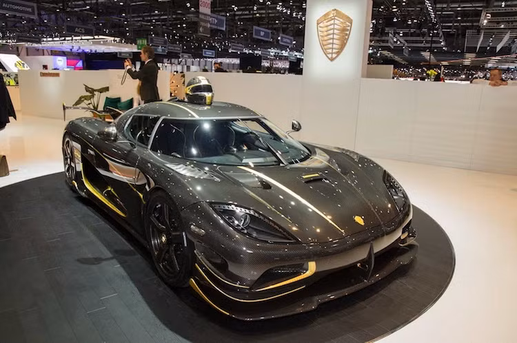 Tại triển lãm Geneva, "tâm điểm" của khu trưng bày Koenigsegg là 2 mẫu siêu xe mới. 1 trong số đó là siêu xe xăng-điện Regera bản thương mại, chiếc còn lại là mẫu xe "hàng thửa" Koenigsegg Agera RS Gryphon mới. Tên gọi Gryphon của xe mang ý nghĩa là "biểu sư".