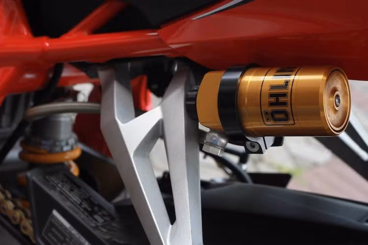 Để phần đuôi CBR250RR trở nên ổn định hơn, chủ xe đã thay phuộc Ohlins bình dầu rời ở phía sau. Sức mạnh động cơ được truyền tới trục sau thông qua xích D.I.D và đĩa tải AFAM. Pát biển số của CBR250RR được rút gọn, kèm theo yên solo phía sau càng khiến chiếc xe có vẻ ngoài thể thao hơn.