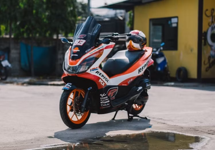 Lấy cảm hứng từ phiên bản Repsol của các dòng sportbike Honda CBR600RR hay CBR1000RR, một tay chơi xe tại Thái Lan đã "dọn kiểng" đẹp mắt mẫu maxi scooter Honda PCX150, sử dụng những "đồ chơi" độc đáo.