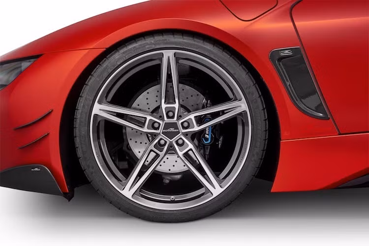 Bộ mâm nguyên bản của i8 cũng đã được AC Schnitzer thay bằng mâm AS1 với đường kính lên tới 21 inch của hãng và thiết kế sao 5 cánh thể thao, đồng thời nhẹ hơn tới 30%.