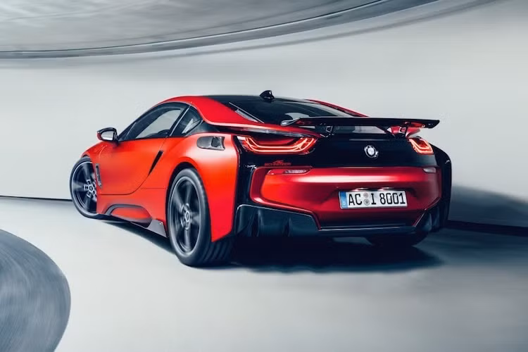 Dù không được độ lại công suất, tuy nhiên chiếc siêu xe "xanh" BMW i8 vẫn mang đậm chất thể thao hơn so với nguyên bản nhờ có gói bodykit từ hãng độ AC Schnitzer. Vừa được giới thiệu tại triển lãm Geneva, gói độ mới nhất dành cho BMW i8 của AC Schnitzer chưa có giá chính thức.