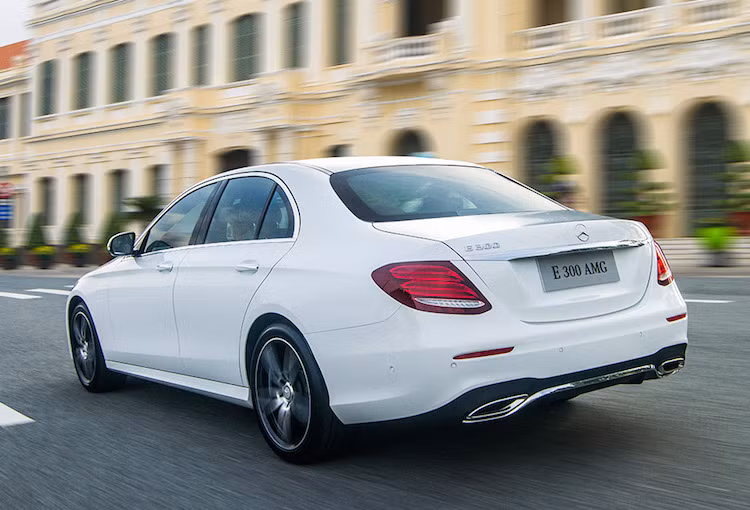 E300 AMG được trang bị động cơ 2.0L tăng áp, công suất 245 mã lực/370Nm đi kèm hộp số tự động 9 cấp 9G-TRONIC. Xe sở hữ hệ thống treo hạ thấp 15mm kết hợp cùng 5 chế độ lái. Yếu tố an toàn cũng được Mercedes chú trọng với hệ thống hỗ trợ đỗ xe tự động Active Parking Assist; ATTENTION ASSIST; ESP Curve Dynamic Assist; Crosswind Assist; hỗ trợ khởi hành ngang dốc (Hill-Start Assist) cùng 9 túi khí.