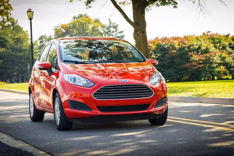 Với phiên bản nâng cấp giữa vòng đời mới nhất, dòng hatchback Fiesta của Ford đã được hãng thay đổi thiết kế với điểm nhấn là lưới tản nhiệt thanh ngang khá giống siêu xe Aston Martin. Với thiết kế mới, Fiesta không chỉ giữ nguyên vẻ hiện đại mà còn có thêm sự thanh lịch, phù hợp cho các "quý bà, quý cô" trong mọi tình huống, từ đi chơi tới đi làm.