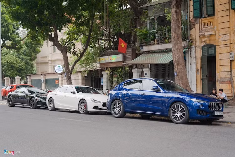 Levante phiên bản tiêu chuẩn được trang bị động cơ V6 3.0L, tăng áp kép cho công suất 345 mã lực. Cỗ máy này được sản xuất thủ công bởi bộ phận Ferrari Powertrain. Xe được phân phối chính hãng với giá 4,99 tỷ đồng.