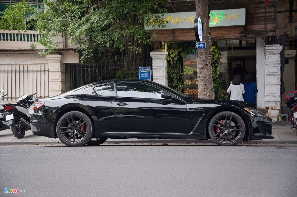 Đắt nhất và mạnh nhất trong dàn xe sang Maserati này chính là chiếc GranTurismo MC mới về Hà Nội cách đây không lâu. Hiện mẫu xe này được phân phối chính hãng với giá hơn 9 tỷ đồng tại Việt Nam. Maserati GranTurismo MC Stradale trang bị động cơ V8 4,7L, công suất 460 mã lực, mô-men xoắn cực đại 520 Nm, hộp số tự động 6 cấp điện tử MC Race Shift.