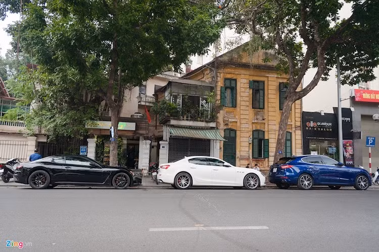Ba chiếc xe sang Maserati xuất hiện trên một dãy phố tại trung tâm thành phố Hà Nội thuộc 3 phân khúc khác nhau. Tuy nhiên, trong dàn xe này chỉ có duy nhất chiếc Levante là được mua theo dạng chính hãng.